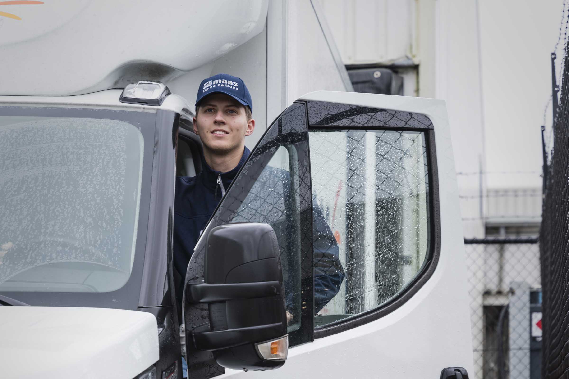 Chauffeur van Maas Kip en Kalkoen stapt net in zijn wagen.